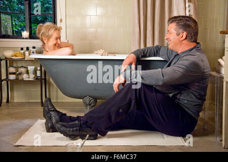 DATE DE SORTIE : Décembre 25, 2009. Titre du film : c'est compliqué. STUDIO : Universal Pictures. Résumé : Une comédie romantique dans laquelle deux hommes luttent pour l'affection d'une femme. Sur la photo : Meryl Streep que Jane et Alec Baldwin comme Jake Banque D'Images