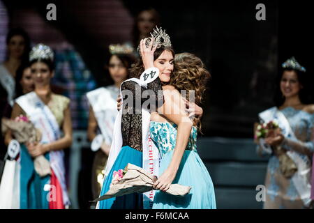 Moscou, Russie. 17 novembre, 2015. Grand-prix gagnant Alexandra Cherepanova (L) reçoit une couronne de reine de beauté Tatiana Baitova, lauréat du concours de beauté "Krasa Rossii-2014', au cours de la 'concours de beauté Krasa Rossii-2015" à Moscou, Russie, le 17 novembre 2015. Gagnants du 'Krasa Rossii" représentera la Russie dans le concours de beauté Miss Terre. © Evgeny Sinitsyn/Xinhua/Alamy Live News Banque D'Images