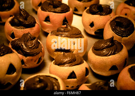 Un mandarin avec du chocolat sur le thème de l'halloween Banque D'Images