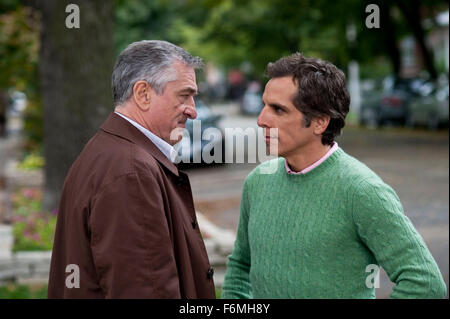 DATE DE SORTIE : Juillet 30, 2010. Titre du film : Rencontrez le Fockers Sequel. STUDIO : Universal Pictures. Résumé : Le Focker et les familles Byrnes s'arc-boutent pour l'arrivée d'un bébé. Photo : Robert De Niro comme Jack Byrnes et Ben Stiller comme Greg Focker. Banque D'Images