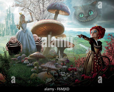 DATE DE SORTIE : 5 mars 2010 TITRE DE LA VIDÉO : Alice in Wonderland STUDIO : Walt Disney Pictures Réalisateur : Tim Burton PARCELLE : 19 ans, Alice retourne dans le monde magique de son enfance l'aventure, où elle retrouve ses anciens amis et apprend de son véritable destin : pour mettre fin à la Red Queen's règne de terreur sur la photo : Helena Bonham Carter en Reine Rouge, Stephen Fry comme chat de Cheshire et Anne Hathaway en Reine Blanche (Image Crédit : c Walt Disney Pictures/photos) Banque D'Images