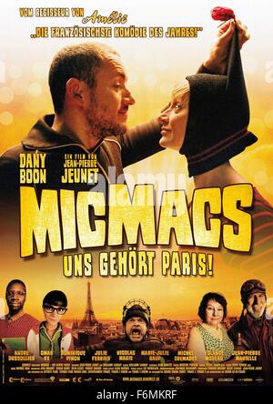 DATE DE SORTIE : 13 mars 2010. Titre du film : Micmacs. STUDIO : Epithete Films. Résumé : Un homme et ses amis proposer un plan original et complexe de détruire deux grands fabricants d'armes. Sur la photo : affiche de film. Banque D'Images