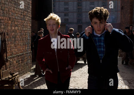 DATE DE SORTIE : 8 octobre 2010. Titre du film : Nowhere Boy. STUDIO : Ecosse Films. Résumé : Une chronique de l'enfance de John Lennon. Photo : Aaron Johnson comme John Lennon. Banque D'Images