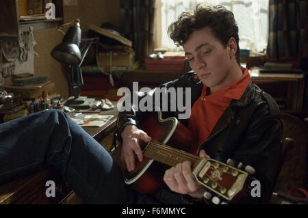 DATE DE SORTIE : 8 octobre 2010. Titre du film : Nowhere Boy. STUDIO : Ecosse Films. Résumé : Une chronique de l'enfance de John Lennon. Photo : Aaron Johnson comme John Lennon. Banque D'Images