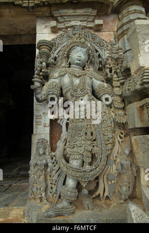 Illustrations complexes à l'ancien temple hindou de Belur Karnataka Banque D'Images