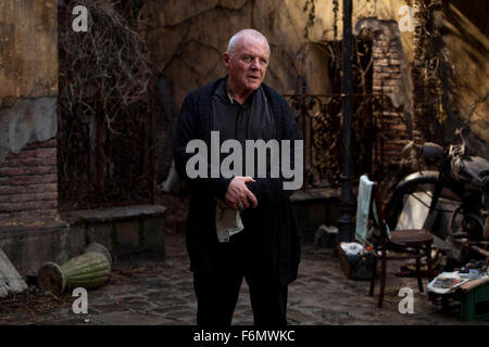 DATE DE SORTIE : Janvier 28, 2011 TITRE DE LA VIDÉO : le Rite STUDIO : New Line Cinema Réalisateur : Mikael Hafstrom PLOT : un prêtre américain se rend en Italie pour étudier dans une école d'exorcisme SUR LA PHOTO : Anthony Hopkins comme père Lucas (crédit Image : c New Line Cinema/photos) Banque D'Images