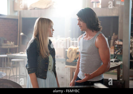 DATE DE SORTIE : Avril 29, 2011 TITRE DE LA VIDÉO : Prom STUDIO : Walt Disney Pictures Réalisateur : Joe Nussbaum PLOT : un groupe d'adolescents à se préparer pour leur high school prom présenté : (L-R) AIMEE TEEGARDEN, THOMAS MCDONELL (crédit Image : c Walt Disney Pictures/photos) Banque D'Images