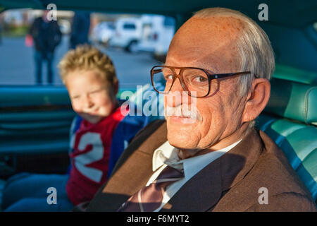 DATE DE SORTIE : Octobre 25, 2013 Title : jackass Presents : Bad Grandpa Studio : Paramount Pictures MTV Films Réalisateur : Jeff Tremaine PARCELLE : 86 ans, Irving Zisman prend un voyage de New York jusqu'à la Caroline du Nord pour prendre son petit-fils de 8 ans, Billy, retour à son vrai père présenté : Johnny Knoxville que Irving Zisman et JACKSON NICOLL comme Billy (Crédit : c Paramount Pictures/photos) Banque D'Images