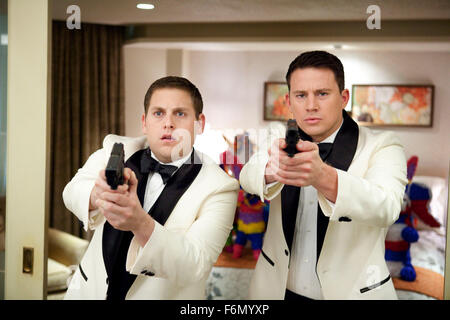 DATE DE SORTIE : Mars 16, 2012 TITRE DE LA VIDÉO : 21 Jump Street STUDIO : Columbia Pictures Réalisateur : PHIL LORD et CHRIS MILLER PLOT : un agent secret de l'unité de police constituée de jeunes officiers à s'infiltrer dans les écoles secondaires pour contrôler la criminalité chez les jeunes sur la photo : JONAH HILL comme Schmidt et Channing Tatum que Jenko (R) (Crédit Image : c Columbia Pictures/photos) Banque D'Images