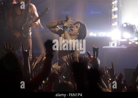 DATE DE SORTIE : 1 juin 2012 TITRE DE LA VIDÉO : Rock of Ages STUDIO : progéniture Entertainment Résumé : Une petite fille arrive dans la ville de Hollywood à la hauteur des années 80 rock-music scene Photo : TOM CRUISE comme Stacee Jaxx (crédit Image : progéniture c/Divertissement Divertissement Photos) Banque D'Images