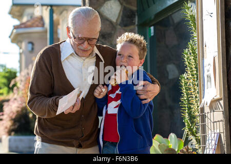 DATE DE SORTIE : Octobre 25, 2013 Title : jackass Presents : Bad Grandpa Studio : Paramount Pictures MTV Films Réalisateur : Jeff Tremaine PARCELLE : 86 ans, Irving Zisman prend un voyage de New York jusqu'à la Caroline du Nord pour prendre son petit-fils de 8 ans, Billy, retour à son vrai père présenté : Johnny Knoxville que Irving Zisman et JACKSON NICOLL comme Billy (Crédit : c Paramount Pictures/photos) Banque D'Images