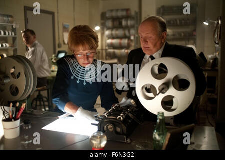 DATE DE SORTIE : Novembre 23, 2012 Title : Hitchcock Studio : Paramount Pictures Réalisateur : Sacha Gervasi PLOT : Une histoire d'amour entre Alfred Hitchcock et cinéaste influente épouse Alma Reville lors du tournage de Psycho en 1959 PHOTO : Helen Mirren comme Alma Reville et Anthony Hopkins en Alfred Hitchcock (Crédit : c ParamountPictures/photos) Banque D'Images