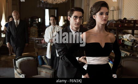 DATE DE SORTIE : 6 mai 2014 TITRE : Yves Saint Laurent Studio : The Weinstein Company Directeur : Jalil Lespert PLOT : Un regard sur la vie de designer français Yves Saint Laurent depuis le début de sa carrière en 1958 lorsqu'il a rencontré son ami et partenaire d'affaires, Pierre Berge SUR LA PHOTO : PIERRE NINEY comme Yves Saint Laurent et CHARLOTTE LE BON comme victoire Doutreleau (Crédit : c La Weinstein Company/photos) Banque D'Images