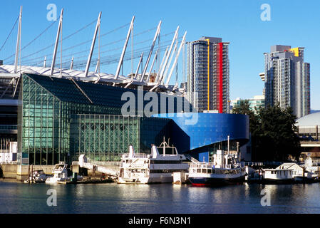 Vancouver, BC, en Colombie-Britannique, Canada - BC Place Stadium, Edgewater Casino, et des bateaux amarrés à la Marina à False Creek Banque D'Images