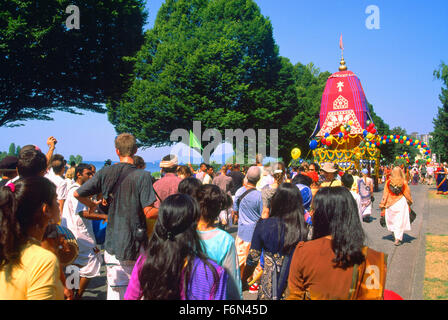Défilé de chars d'Hare Krishna et Festival de l'Inde, Vancouver, BC - Colombie-Britannique, Canada - dévots marcher avec flotteur Banque D'Images