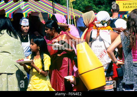 Hare Krishna dévots se rassemblent pour manger après le défilé de chars et fête de l'Inde, Vancouver, BC, British Columbia, Canada Banque D'Images
