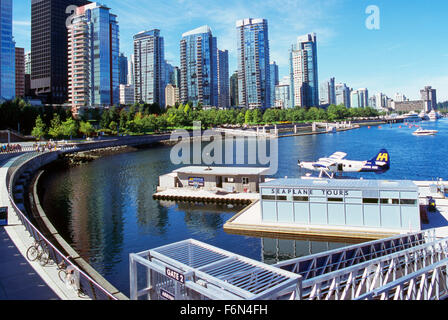 Vancouver, Colombie-Britannique, Canada - Skyline à Coal Harbour, les tours d'habitation en copropriété & Vancouver Harbour Centre de vol Banque D'Images