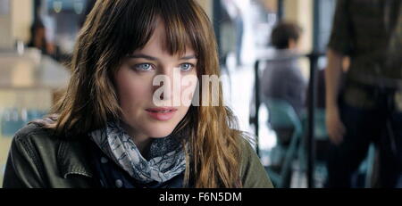 DATE DE SORTIE : Février 13, 2015 Title : 50 nuances de Grey STUDIO : Universal Pictures Réalisateur : Sam Taylor-Johnson PLOT : Anastasia Steele, étudiant la littérature est à jamais quand elle rencontre beau, encore tourmenté, milliardaire Christian Grey présenté : DAKOTA JOHNSON comme Anastasia Steele (Crédit : c Universal Pictures/photos) Banque D'Images