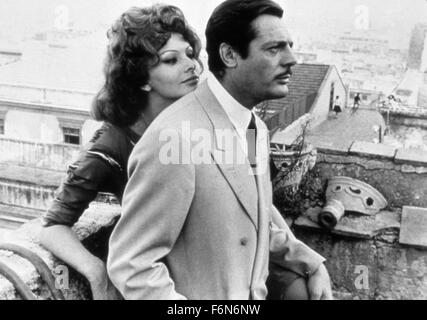 2 juillet 2014 - Hollywood, États-Unis - mariage de style italien (1964) .SOPHIA LOREN, Marcello Mastroianni, Vittorio de Sica (DIR).MITL 002.(Image Crédit : c Entertainment Photos) Banque D'Images