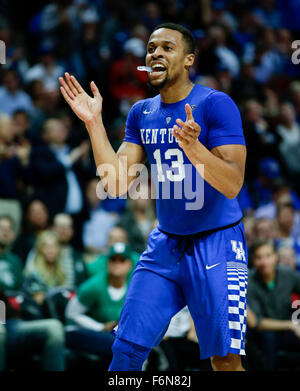 Chicago, Illinois, USA. 17 novembre, 2015. Kentucky Wildcats guard Ésaïe Briscoe (13) Se félicitant de l'UK exécutez comme Kentucky joué duc le mardi 16 novembre 2015 à Chicago, IL © Lexington Herald-Leader/ZUMA/Alamy Fil Live News Banque D'Images