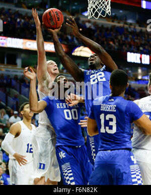 Chicago, Illinois, USA. 17 novembre, 2015. Kentucky Wildcats avant Alex Poythress (22) attrapa un rebond offensif de sa miss au Kentucky joué duc le mardi 16 novembre 2015 à Chicago, IL © Lexington Herald-Leader/ZUMA/Alamy Fil Live News Banque D'Images