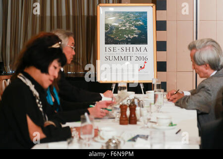 L'ISEI-ISHIMA Sommet G7 2016 affiche sur l'écran lors d'une conférence de presse au sujet de l'élaboration des plans pour le prochain Sommet du G7 qui se tiendra à Mie, d'Ise-Shima, en mai 2016 au Club des correspondants étrangers du Japon le 18 novembre 2015, Tokyo, Japon. Suzuki Eikei Gouverneur de la préfecture de Mie a également parlé de la sécurité pour le sommet à la suite des récents attentats terroristes à Paris. En juin, le Premier ministre japonais Shinzo Abe a annoncé la préfecture du lieu de la prochaine sommet du G7, qui sera le sixième qui se tiendra au Japon. La dernière fois que le Japon a organisé l'événement a été à Toyako, Hokkaido en 20 Banque D'Images