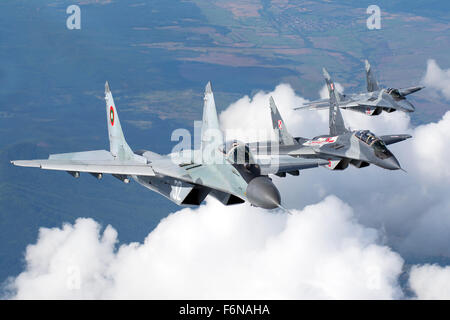Le bulgare et l'Armée de l'Air polonaise MiG-29s avions volant ensemble pendant un détachement à Graf Ignatievo Air Base, la Bulgarie. Banque D'Images
