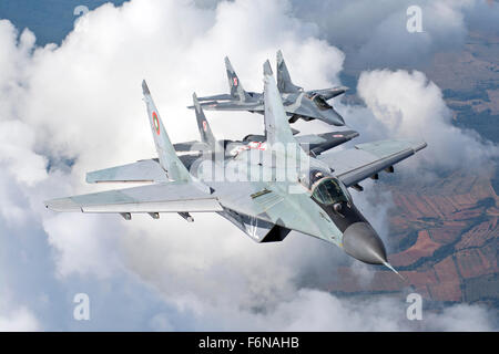 Le bulgare et l'Armée de l'Air polonaise MiG-29s avions volant ensemble pendant un détachement à Graf Ignatievo Air Base, la Bulgarie. Banque D'Images