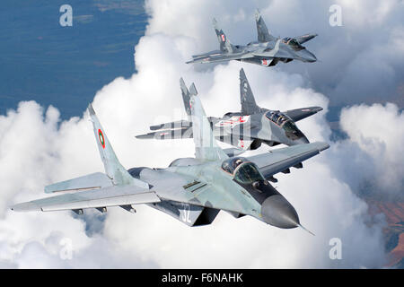 Le bulgare et l'Armée de l'Air polonaise d'avions MiG-29s ensemble pendant un détachement à Graf Ignatievo Air Base, la Bulgarie. Banque D'Images
