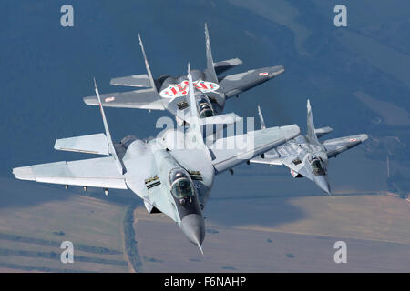 Le bulgare et l'Armée de l'Air polonaise d'avions MiG-29s ensemble pendant un détachement à Graf Ignatievo Air Base, la Bulgarie. Banque D'Images