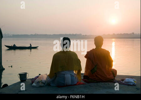 Pooja pèlerins méditation, Varanasi, Uttar Pradesh, Inde, Asie Banque D'Images