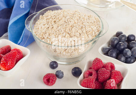 Avoine avec les baies fraîches pour un petit déjeuner sain. Selective focus Banque D'Images