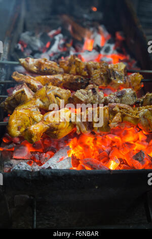 Cuisses de poulet grillées sur le gril de charbon de bois Banque D'Images