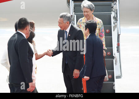 Manille, Philippines. 18 Nov, 2015. Premier ministre Loong est accueilli par le Philippine delagates NAIA au Terminal 1. Le premier ministre singapourien Lee Hsien Loong arrive avec son épouse à la borne 1 de la NAIA pour assister à la rencontre de l'APEC 205. Crédit : J Gerard Seguia/Pacific Press/Alamy Live News Banque D'Images