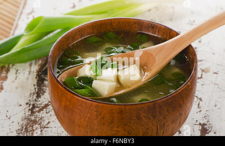 La soupe miso sur table en bois blanc. Selective focus Banque D'Images