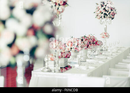 Table de mariage magnifique arrangement avec les éléments décoratifs et les roses Banque D'Images