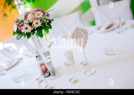 Décoration de mariage avec des fleurs dans un vase sur une table Banque D'Images