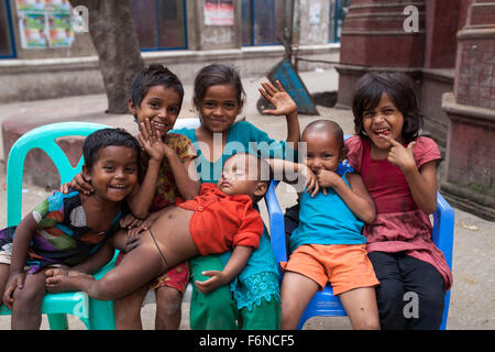 DHAKA, BANGLADESH 17 novembre : les enfants de la rue, jouer en face de l'ancien bâtiment dans de vieux Dhaka le 17 novembre 2015. Old Dhaka est un terme utilisé pour faire référence à la vieille ville de Dhaka, la capitale du Bangladesh moderne. Elle a été fondée en 1608 comme Jahangir Nagar, la capitale du Bengale de Mughal. Banque D'Images