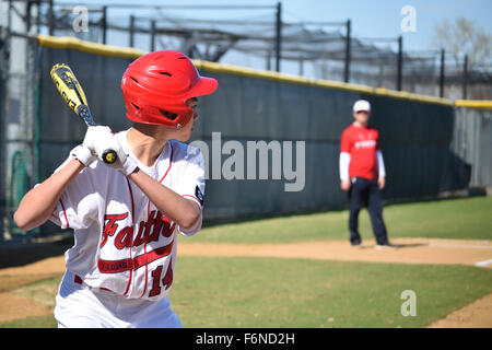 La foi du Grapevine High School baseball player batting lors d'une partie. Banque D'Images