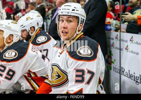 Raleigh, Caroline du Nord, USA. 16 Nov, 2015. Anaheim Ducks aile gauche Nick Ritchie (37) au cours de la partie de la LNH entre les Ducks d'Anaheim et les Hurricanes de la Caroline au PNC Arena. © Andy Martin Jr./ZUMA/Alamy Fil Live News Banque D'Images