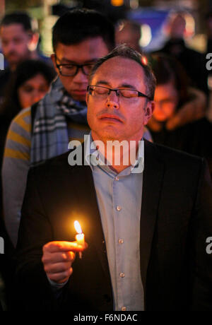 Los Angeles, USA. 17 novembre, 2015. Des gens aux bougies prendre part à un service commémoratif pour les victimes d'attaques de vendredi dernier à Paris, en face de l'Hôtel de ville de Los Angeles, États-Unis, le 17 novembre 2015. Credit : Zhao Hanrong/Xinhua/Alamy Live News Banque D'Images