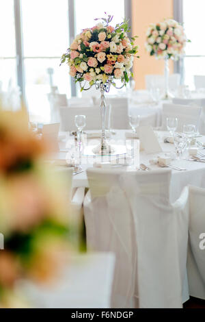 Le mariage de tables et de roses en bouquet Banque D'Images