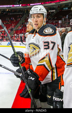 Raleigh, Caroline du Nord, USA. 16 Nov, 2015. Anaheim Ducks aile gauche Nick Ritchie (37) au cours de la partie de la LNH entre les Ducks d'Anaheim et les Hurricanes de la Caroline au PNC Arena. © Andy Martin Jr./ZUMA/Alamy Fil Live News Banque D'Images