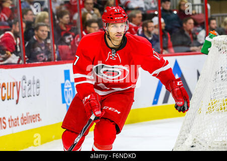 Raleigh, Caroline du Nord, USA. 16 Nov, 2015. Les Hurricanes de la Caroline le défenseur Michal Jordan (47) au cours de la partie de la LNH entre les Ducks d'Anaheim et les Hurricanes de la Caroline au PNC Arena. © Andy Martin Jr./ZUMA/Alamy Fil Live News Banque D'Images