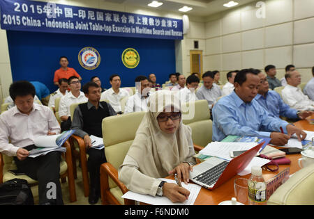 Haikou, province de Hainan en Chine. 18 Nov, 2015. 2015 China-Indonesia Exercice sur table conjointe dans la recherche et le sauvetage maritimes est tenu à Haikou, capitale de la province de Hainan en Chine du sud, le 18 novembre 2015. © Zhao Yingquan/Xinhua/Alamy Live News Banque D'Images