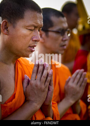 Bangkok, Thaïlande. 18 Nov, 2015. Des moines bouddhistes prient à l'chedi en haut de Wat Saket pendant la parade marquant le début de la foire annuelle du temple. Wat Saket est sur une colline dans le quartier historique de Bangkok. Le temple a golden spire qui est de 260 pieds de haut qui a été le point le plus élevé à Bangkok depuis plus de 100 ans. La construction du temple a commencé dans les années 1800 sous le règne du Roi Rama III et a été achevé sous le règne du roi Rama IV. Credit : ZUMA Press, Inc./Alamy Live News Banque D'Images