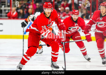 Raleigh, Caroline du Nord, USA. 16 Nov, 2015. Centre Carolina Hurricanes Riley Nash (20) au cours de la partie de la LNH entre les Ducks d'Anaheim et les Hurricanes de la Caroline au PNC Arena. © Andy Martin Jr./ZUMA/Alamy Fil Live News Banque D'Images