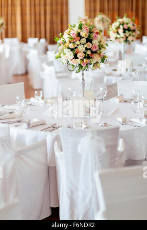 Le mariage de tables et de roses en bouquet Banque D'Images