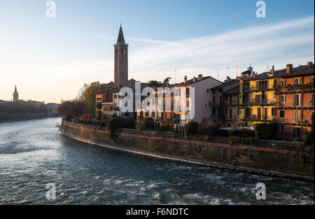 L'Italie, Vérone, vue sur le vieux centre-ville à partir de la Ponte Pietra pont sur l'Adige Banque D'Images