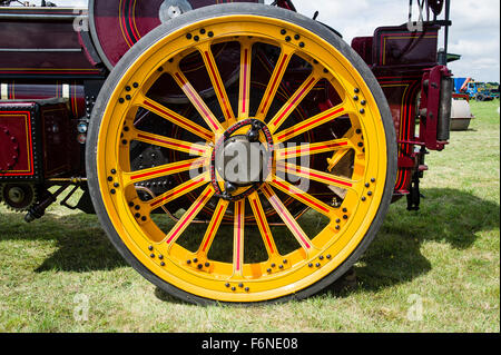 Grande roue de conduite sur un Burrell traction à vapeur à un spectacle en anglais Banque D'Images